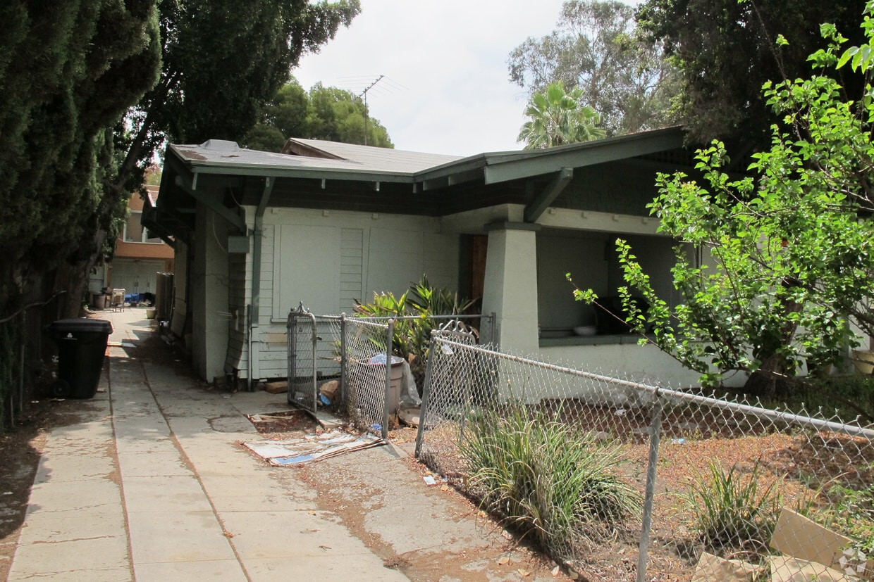 Building Photo - 1338 N Sycamore Ave