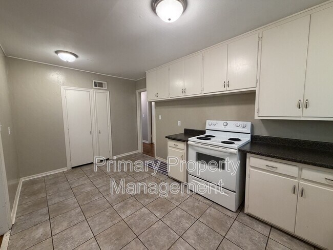 Building Photo - 1722 Mattern Dr