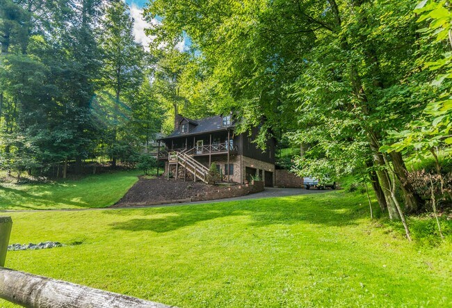 Foto del edificio - 183 Rhododendron Ln