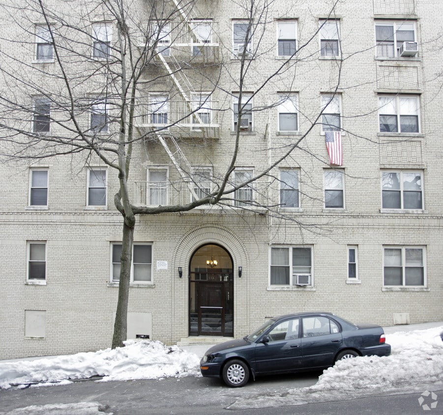 Entrance - 530 E 236th