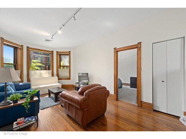 Building Photo - 1023 N Hoyne Ave