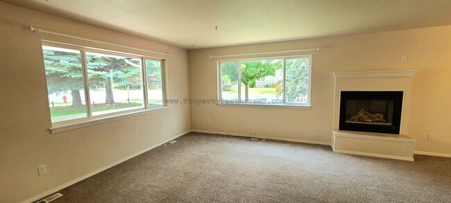 Foto del edificio - 5Bd/2Ba Spacious House in Durston Meadows