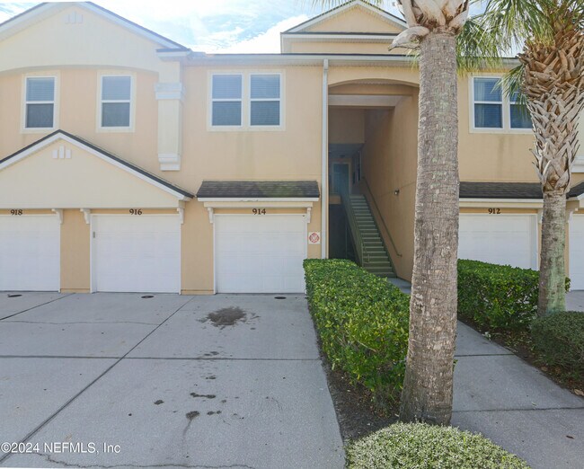 Foto del edificio - 914 Golden Lake Loop