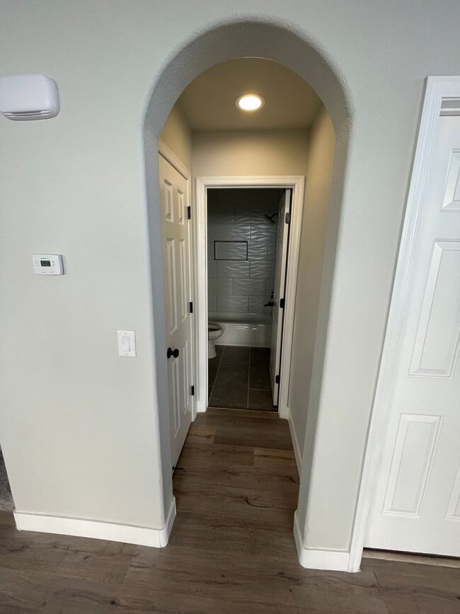 Building Photo - Beautiful 4 bedroom home located in the Sh...