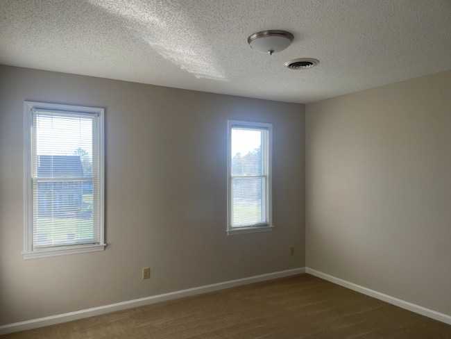 Building Photo - 215 Apple Ridge Dr
