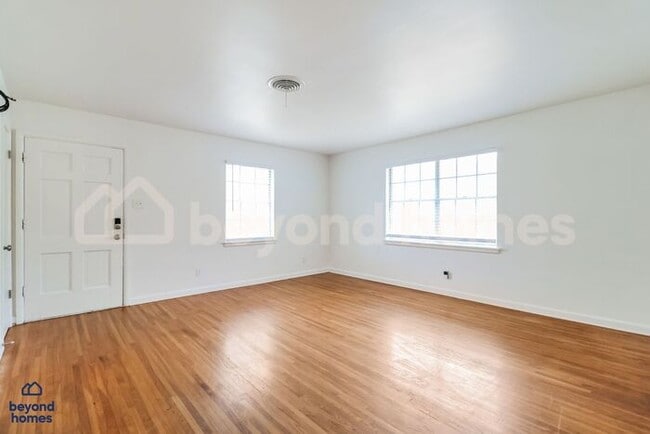 Building Photo - Move-In Ready 3 Bedroom Home with Modern Updates & Spacious Yard!