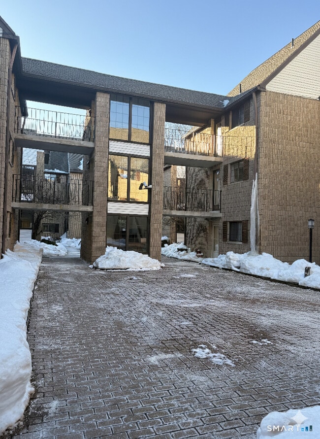 Building Photo - 181 Loomis Dr