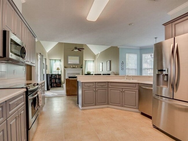 Building Photo - Private 5 bedroom 3.5 bathroom oasis with ...