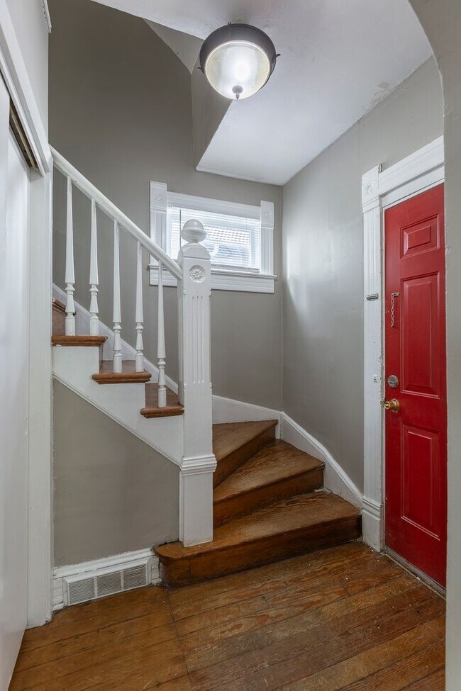 Building Photo - 3 Bedroom Midtown Home!