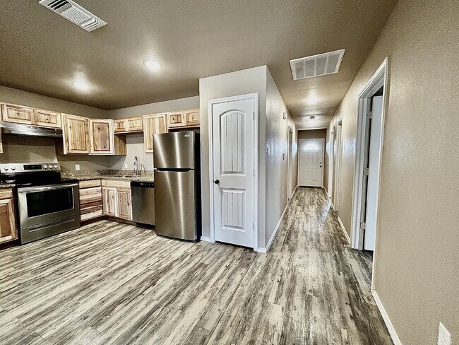 Building Photo - "Charming 3-Bedroom Haven with 2 Full Baths - Perfectly Sized at 1308 Sq Ft in Lubbock, TX!"