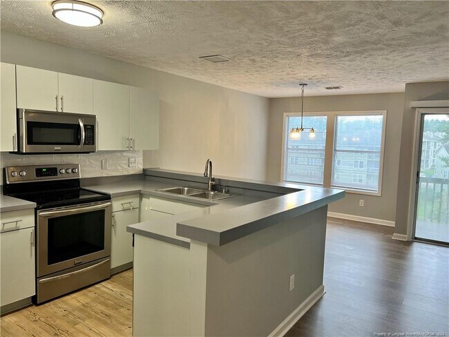 Foto del edificio - 6800 Willowbrook Dr