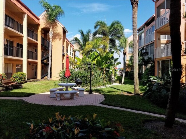 Foto del edificio - 8921 Blind Pass Rd