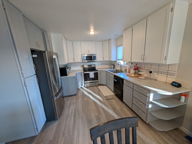 Foto del edificio - Large 5 Bedroom 2 Bath House - Pet-Friendly