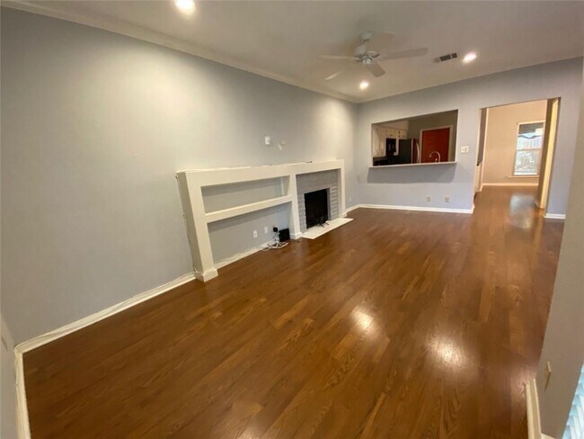 Building Photo - 1307 Kinney Ave