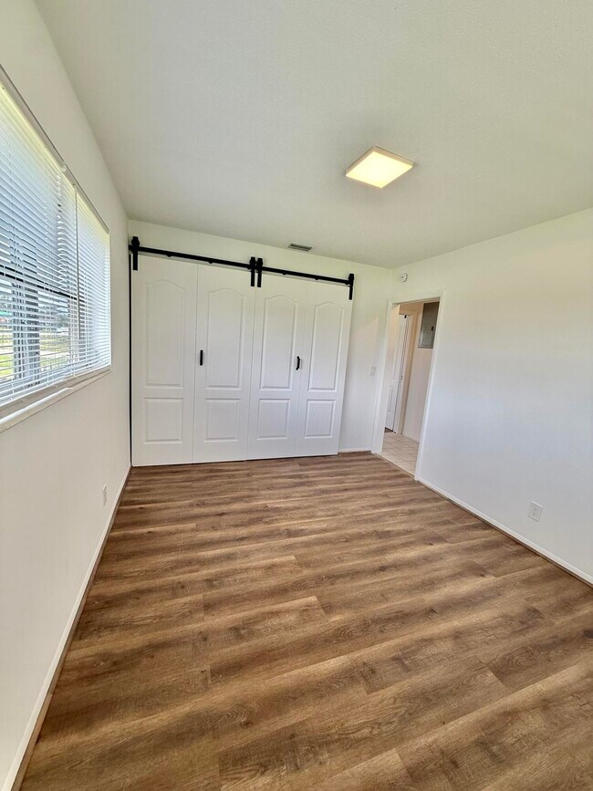 Foto del edificio - 5263 Cresthaven Blvd