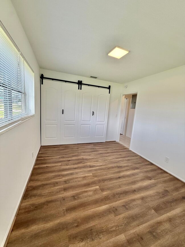 Building Photo - 5263 Cresthaven Blvd