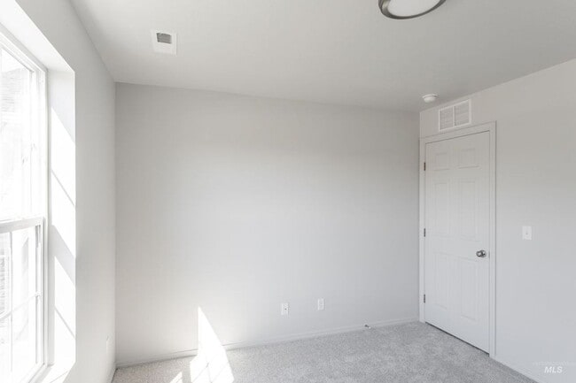 Building Photo - Beautiful Home with Bonus Room!
