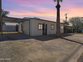 Building Photo - 723 E Sunnyslope Ln