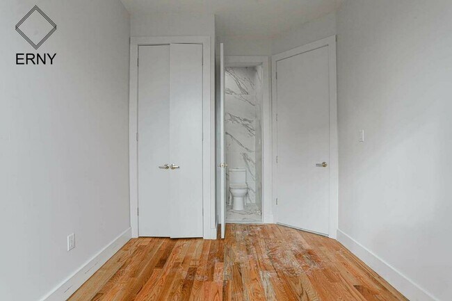 Foto del edificio - 351 E 26th St