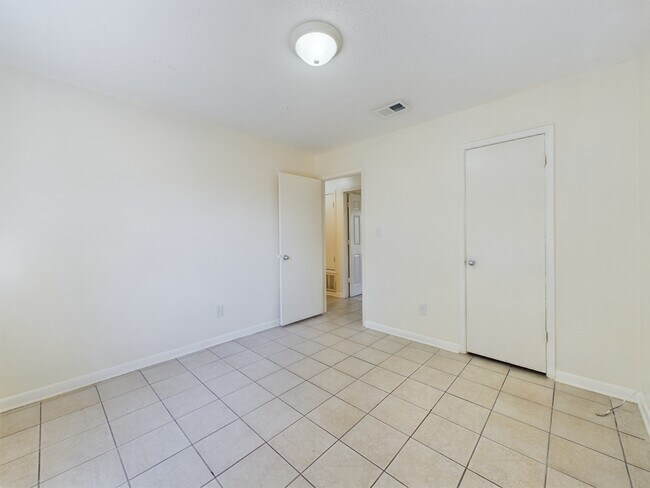 Building Photo - 5093 Yacht Harbor Cir