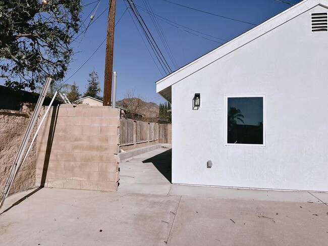 Building Photo - 315 E 11th St