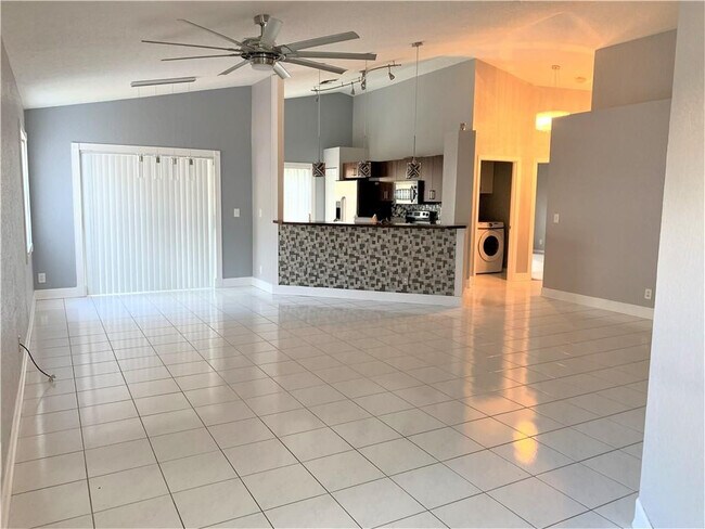 Foto del edificio - 4030 Laurelwood Ln