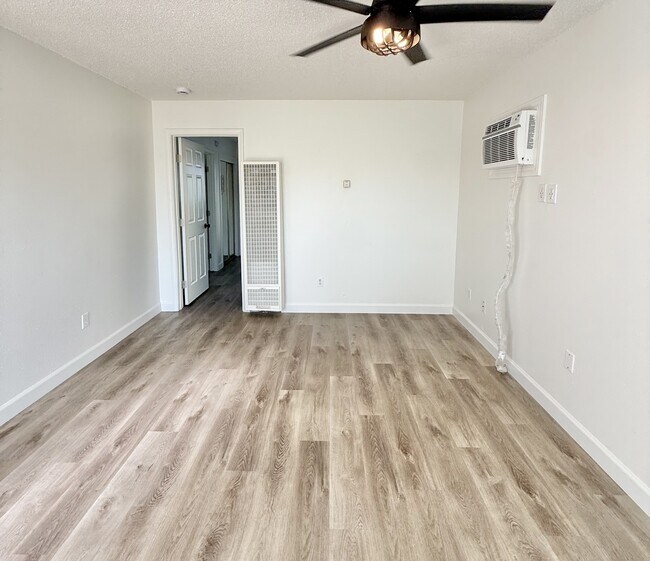 Foto del edificio - 4555 Davis Ave