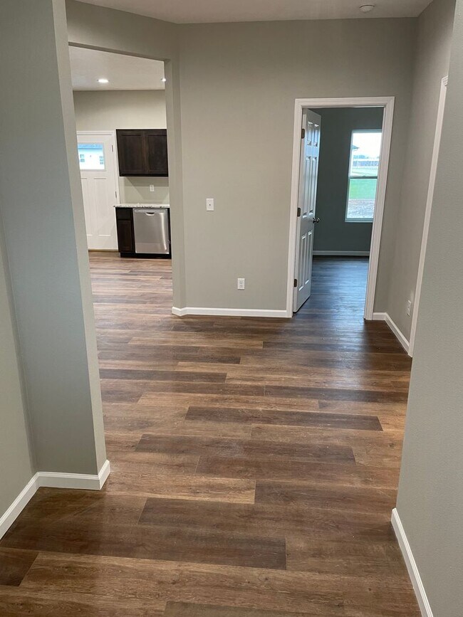 Foto del edificio - Brand New 4 bed 2 bath 2 Car Garage! 1/2 off 1st Months Rent!!