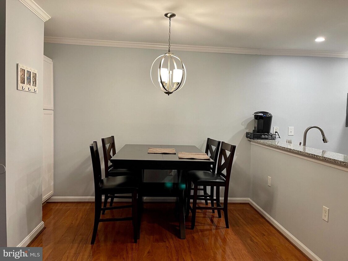 Foto principal - 8201 Whispering Oaks Way