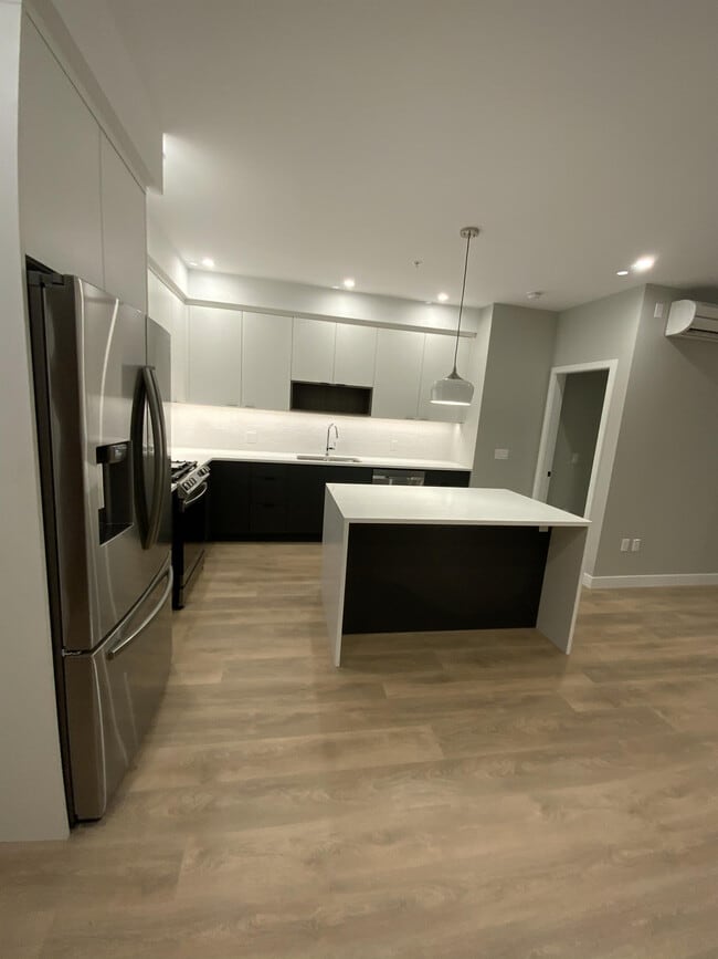 Building Photo - 967 Whirlaway Cres