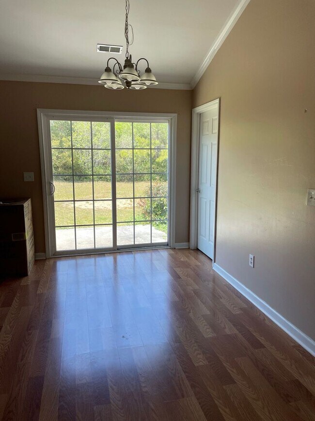 Foto del edificio - SPECIAL! 3 Bedroom Home w/ Yard and No HOA - Half off 2nd month rent