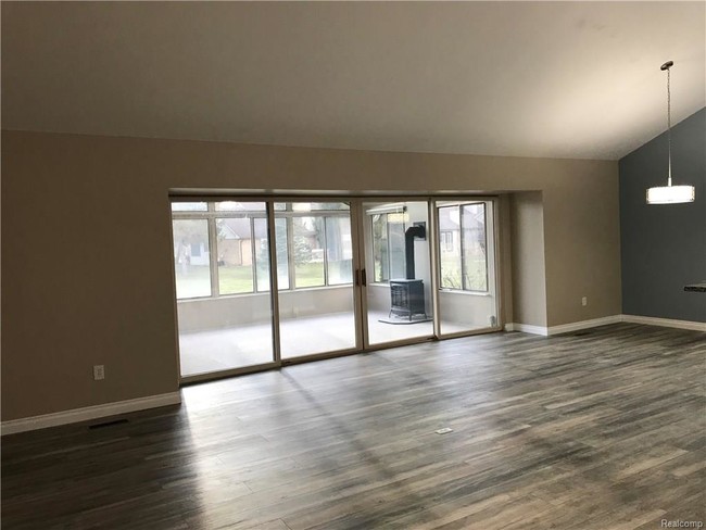 Building Photo - 8292 Walnut Creek Dr