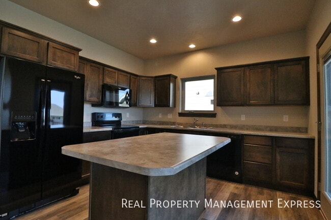 Building Photo - Beautiful 4 bedroom home with fenced in backyard!