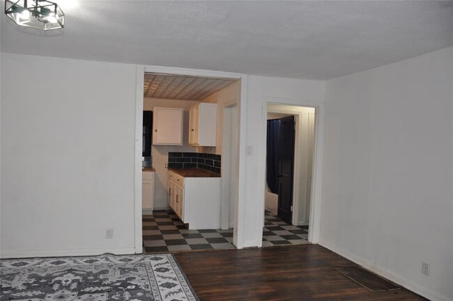 Building Photo - 1408 E Avenue D