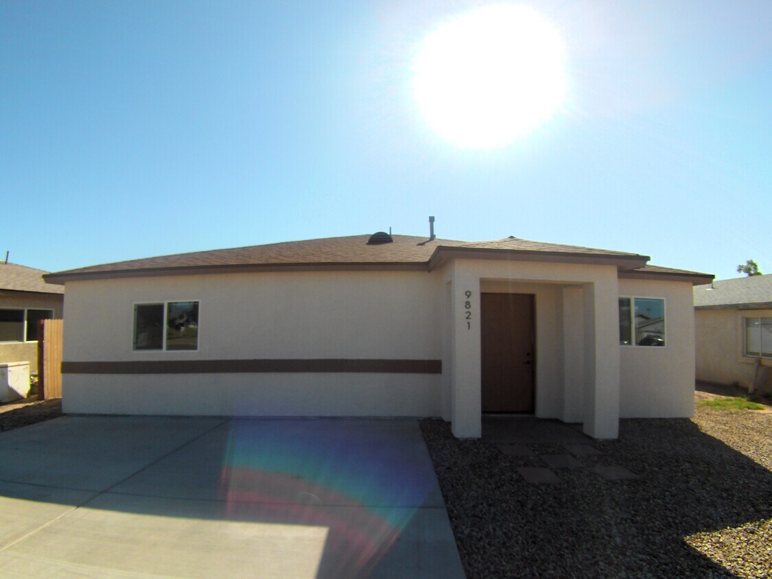 Foto principal - 9821 S Phoenix Dr
