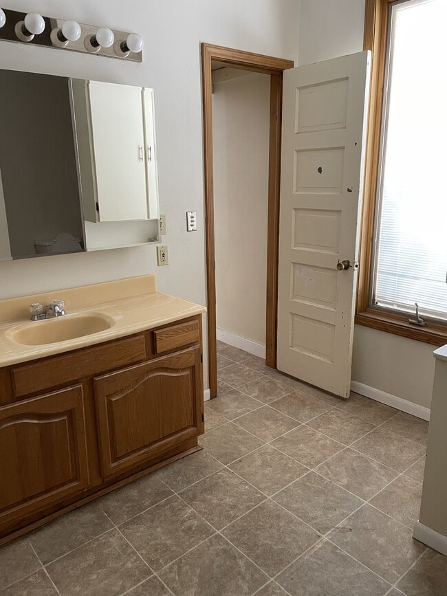 Foto del edificio - 569 W Broadway Ave