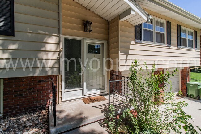 Building Photo - Stunning 3 Bedroom / 2.5 Bathroom | S. 48t...