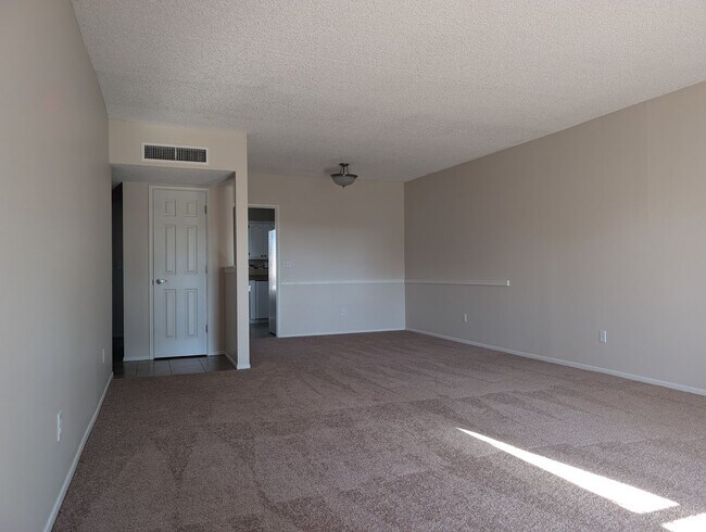 Foto del edificio - 2 Bedroom 2 bath Townhome