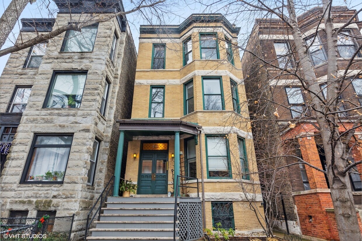 Primary Photo - 2111 N Kenmore Ave