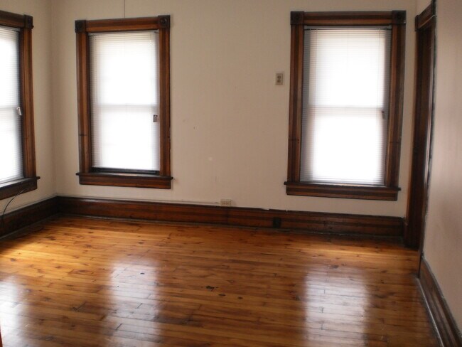 Building Photo - 936 W 3rd St