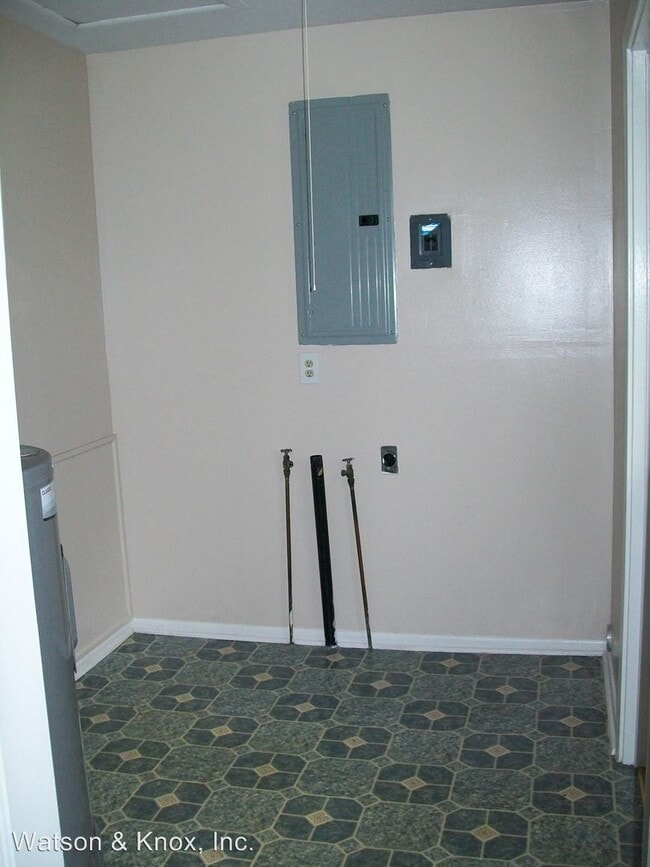 Building Photo - 3 br, 1 bath House - 408  Forrest Clary Drive