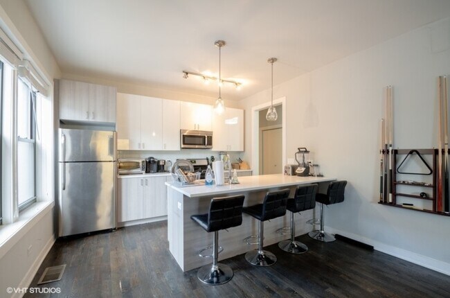 Foto del edificio - 1203 W Addison St