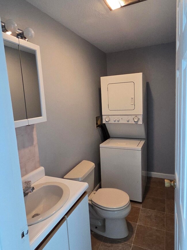 Building Photo - 471 W Shore Rd