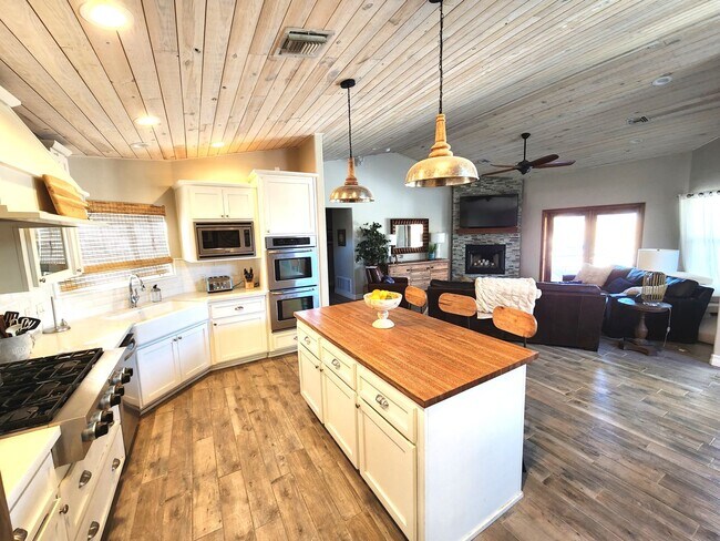 Foto del edificio - Amazing Fully Furnished Rental with Pool & Spa