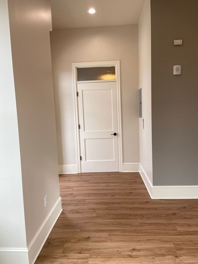 Building Photo - Recently Renovated Studio in Downtown Salem