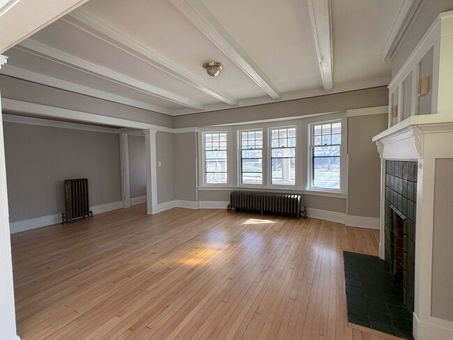 Foto del edificio - 2000 E Newberry Blvd