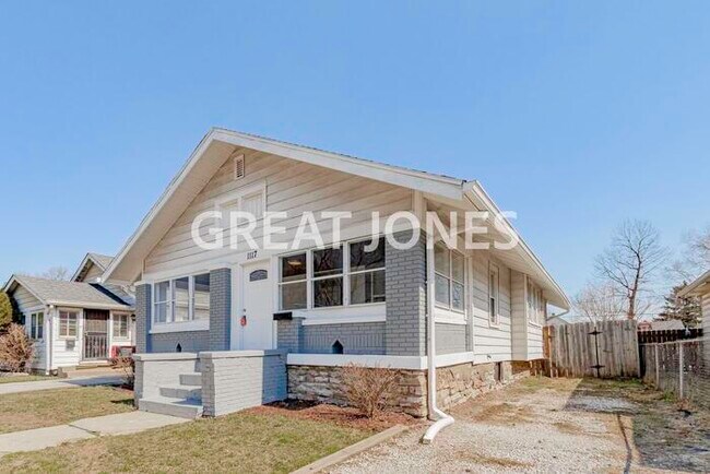 Building Photo - 1117 N Holmes Ave