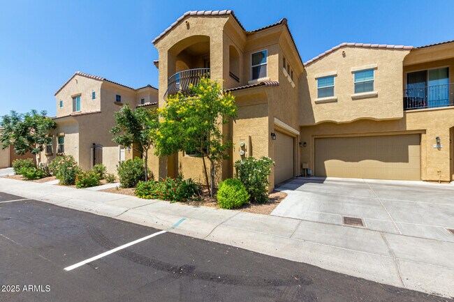 Building Photo - 1367 S Country Club Dr