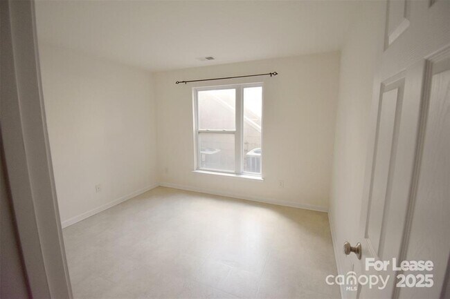 Foto del edificio - 620 Raphael Place