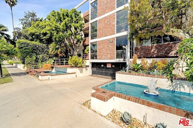 Foto del edificio - 7949 Selma Ave